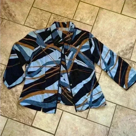 is silk top - Picture 2 of 8